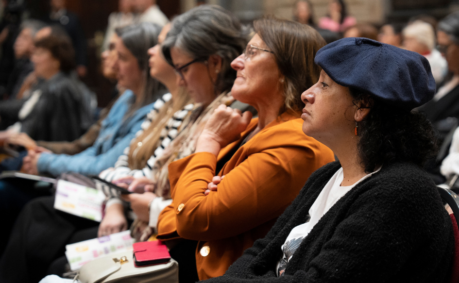 Una mujer con boina escucha la presentación de la Agenda de las Mujeres Rurales +10 en el Salón de los Pasos Perdidos del Palacio Legislativo