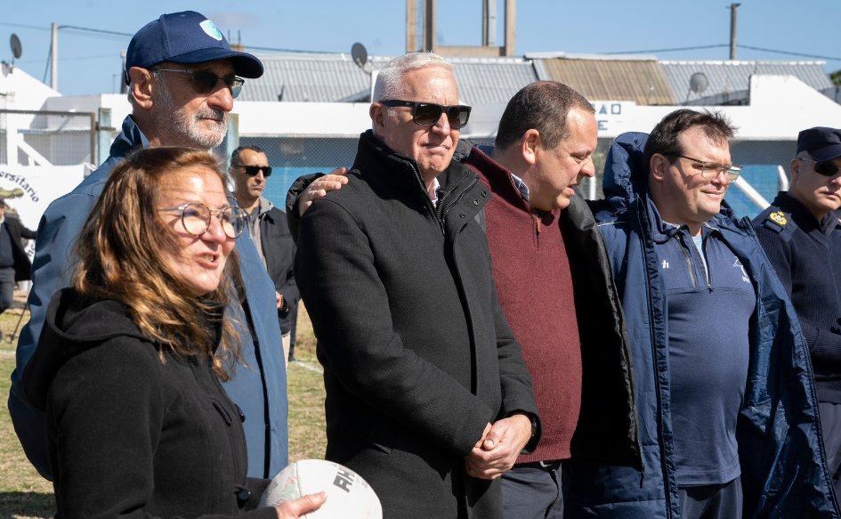 Ministro del Interior, Carlos Negro, junto con las autoridades del INR, Pelota al Medio a la Esperanza, y la Unión de Rugby del Uruguay, observan un partido entre personas privadas de libertad, durante la celebración de los 10 años del programa de rugby en unidades del INR