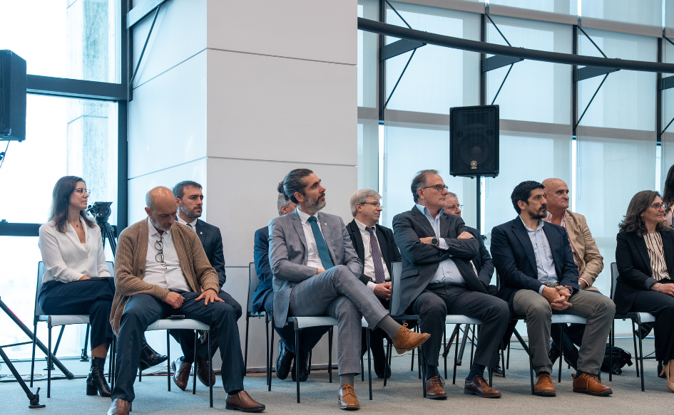 Autoridades de UTE y Antel escuchan al presidente Yamandú Orsi, mientras anuncia la mayor inversión en la historia del país