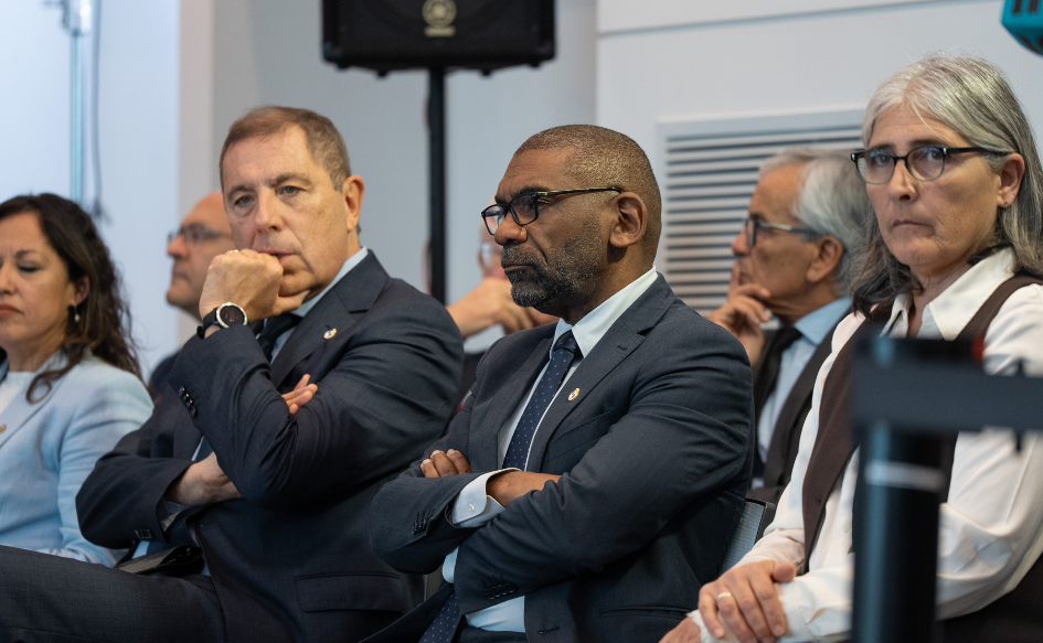 Ministros de Economía, Ambiente y Transporte escuchan al presidente anunciar la mayor inversión en la historia del país