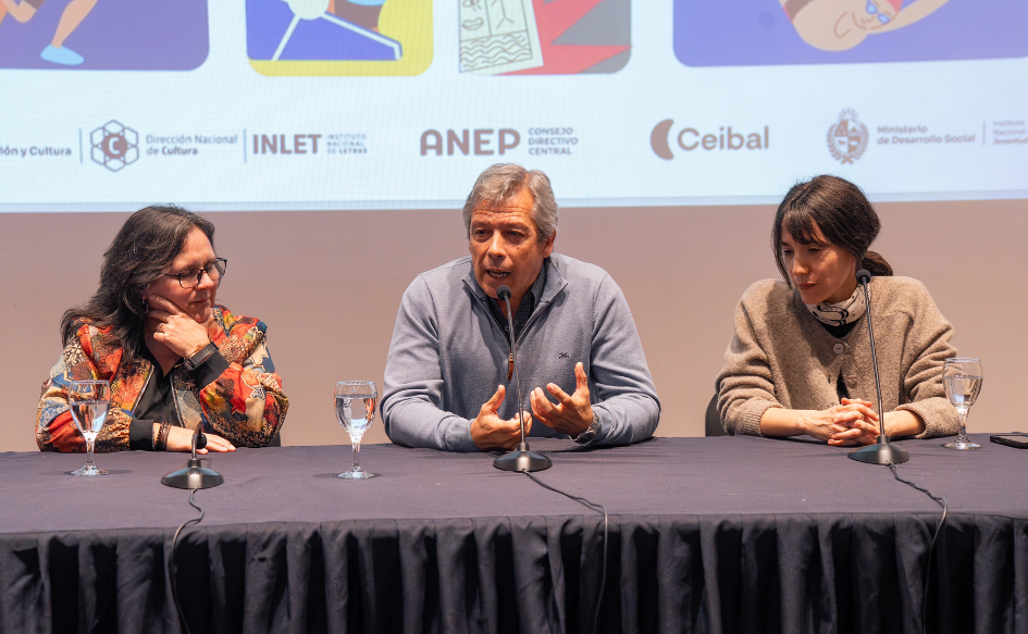 Secretario nacional del Deporte, Alejandro Pereda, brinda un discurso durante la premiación de los Juegos Narrativos 2026. A su lado, la ministra interina de Educación, Gabriela Verde