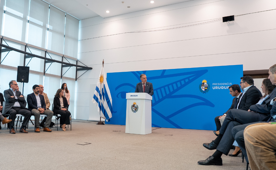 Presidente Yamandú Orsi anuncia la mayor inversión en la historia del país. Detrás, un back con el logo de Presidencia de la República