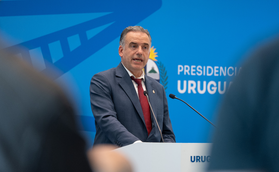 Presidente Yamandú Orsi anuncia la mayor inversión en la historia del país. Detrás, un back con el logo de Presidencia de la República