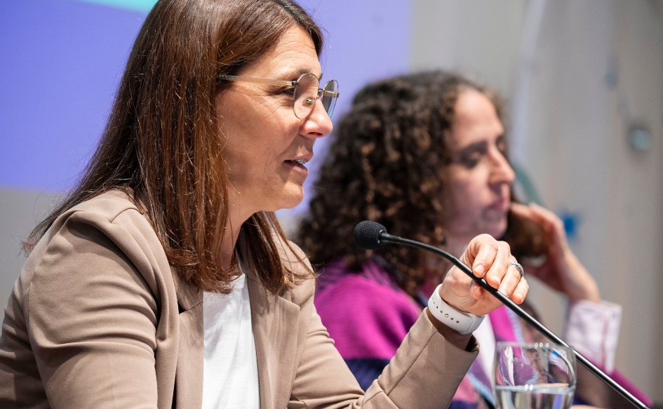 Directora de Sociedad de la Información de Agesic, Virginia Pardo, habla en el saló de actos de Torre Ejecutiva, durante la apertura de las Jornadas de Ciudadanía Digital 2026. A su lado, la presidenta de Ceibal, Fiorella Haim