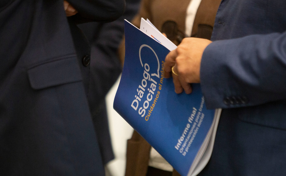 Tapa del documento imrpeso, con el título "Diálogo Social. Cuidamos el mañana. Informe final"