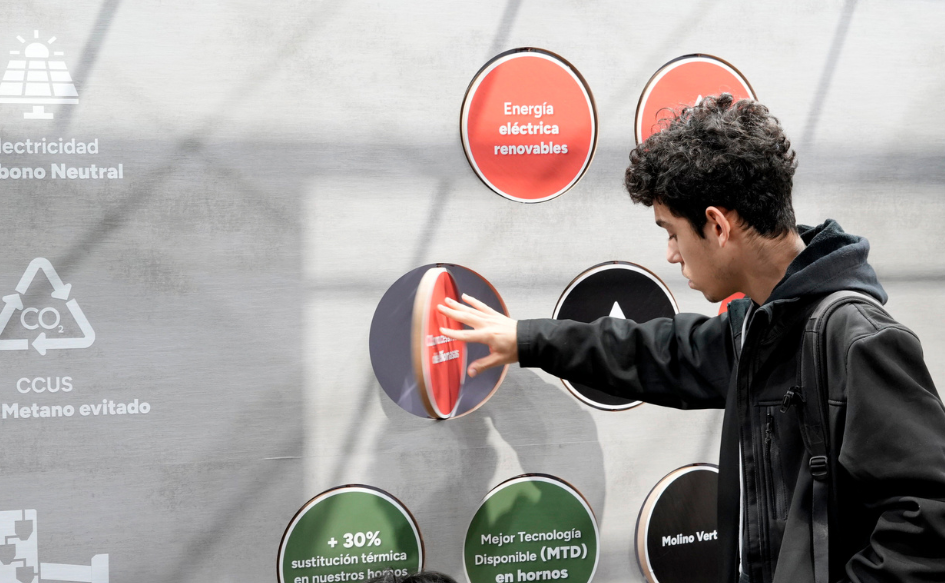 Un adolescentes interactúa con un panel que tiene círculos en la Expo Uruguay Sostenible