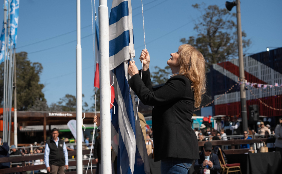 Presidenta de la República en ejercicio, Carolina Cosse, arrea el pabellón nacional durante el cierre de la Expo Prado 2026