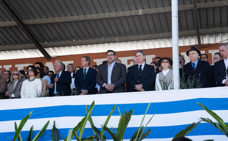 Secretario de la Presidencia, Alejandro Sánchez, de pie, en el palco de la Rural del Prado, durante el cierre del la Expo Prado 2026. 