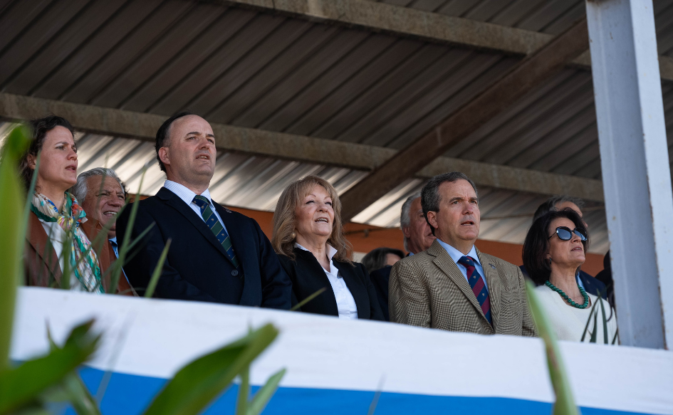 Presidenta de la República en ejercicio, Carolina Cosse, canta el himno, de pie, durante el cierre de la Expo Prado 2026. A su lado, autoridades de la Asociación Rural del Uruguay