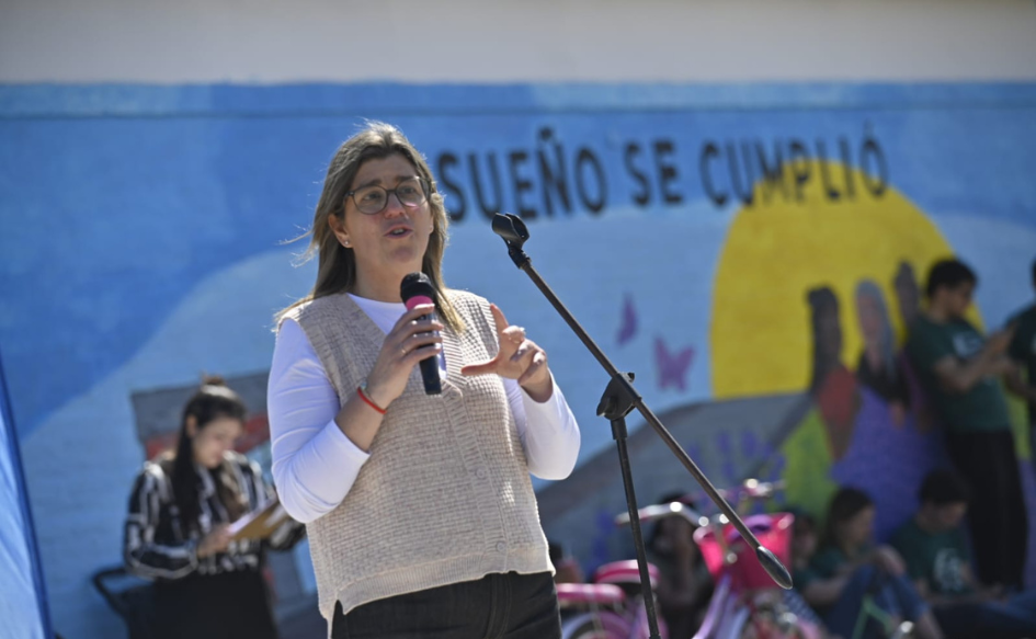 Ministra de Vivienda, Tamara Paseyro, habla a los vecinos durante la inauguración de obras de regularización en el barrio Cotravi de Montevideo