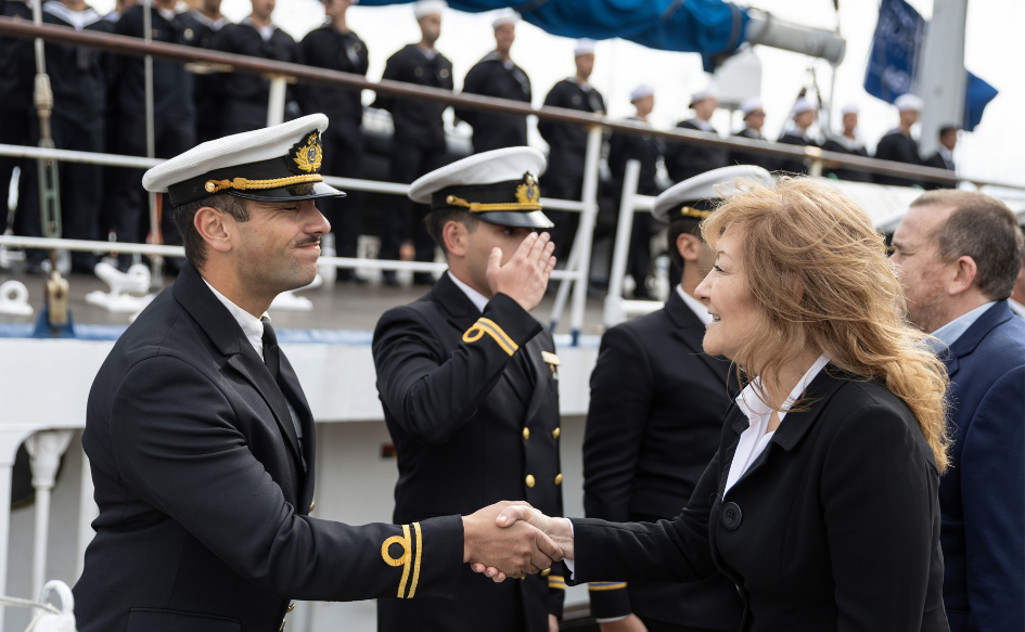 Presidenta en ejercicio, Carolina Cosse, saluda a tripulantes del buque Capitán Miranda, tras su llegada al puerto de Montevideo, durante la finalización del 36° viaje de instrucción