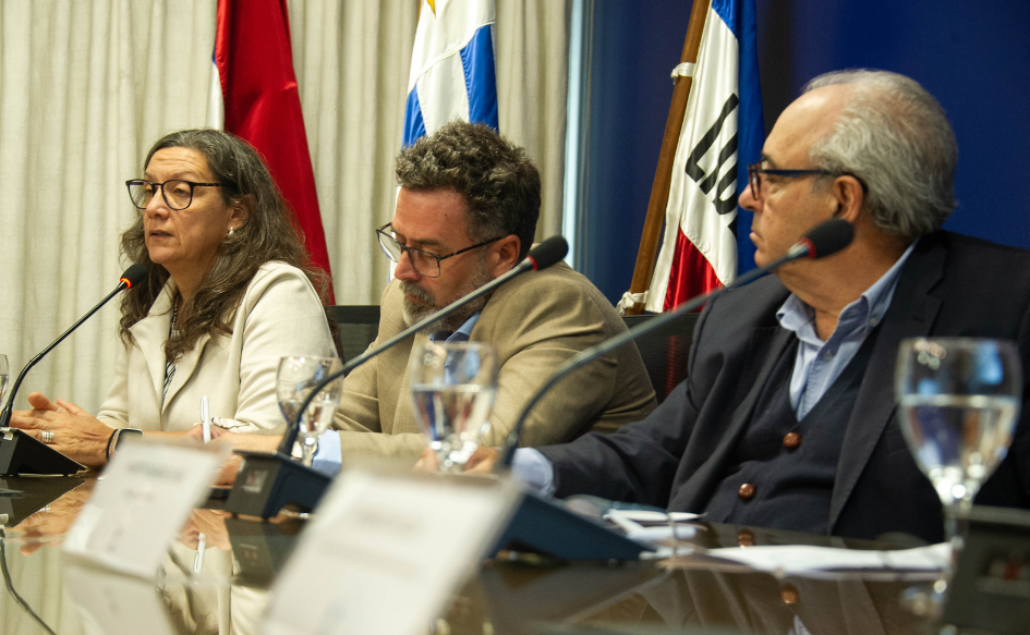 Directora general de la Granja, Laura González, habla durante la presentación de la convocatoria a proyectos de productores granjeros. La observan, a su lado, el ministro de Ganadería, Agricultura y Pesca, Alfredo Fratti, y el subsecretario Matías Carámbula 
