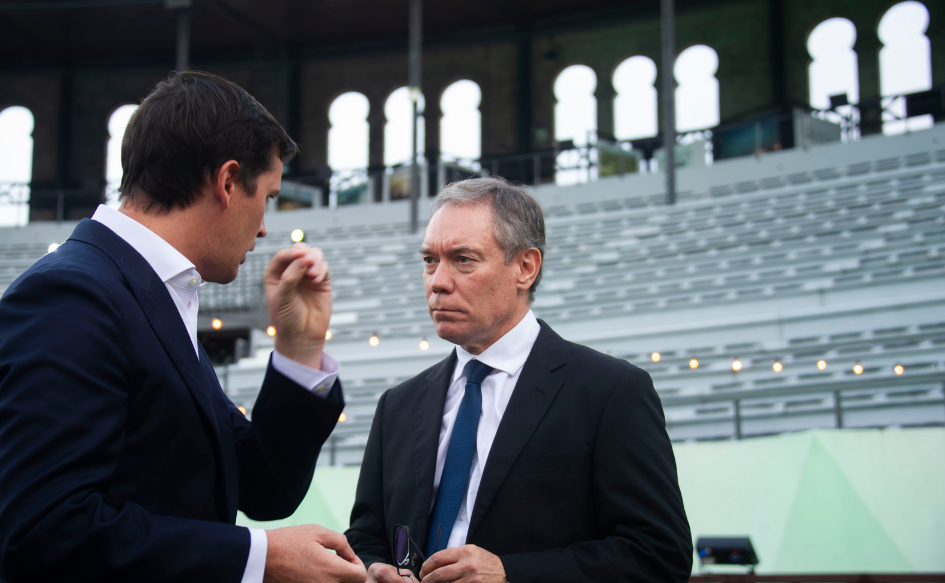 Ministro interino de Economía, Martín Vallcorba, habla con representante de la empresa DDC en la Plaza de Toros de Colonia del Sacramento