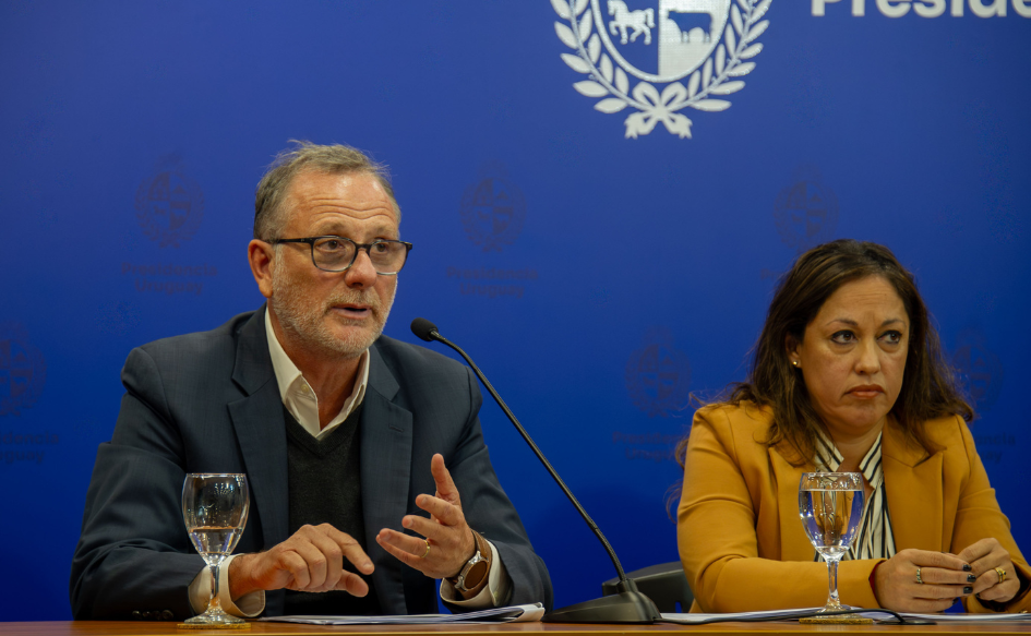 Responsable de Uruguay Innova, Bruno Gili, habla en conferencia de prensa en Torre Ejecutiva. A su lado, la ministra de Industria, Fernanda Cardona