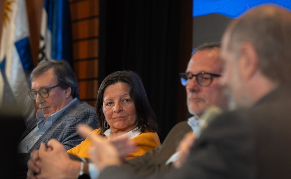 Directora de Agesic, Cristina Zubillaga, observa a un expositor. A su lado, responsable de Uruguay Innova, Bruno Gili