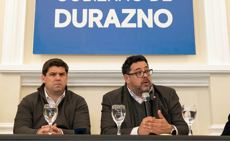 Secretario de Presidencia, Alejandro Sánchez, habla en conferencia de prensa en la Intendencia de Durazno. A su lado, el intendente Felipe Algorta