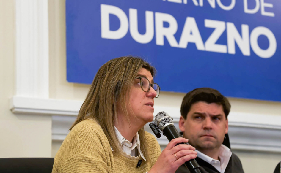 Ministra de Vivienda, Tamara Paseyro, habla en conferencia de prensa, tras la llegada de Más Barrio a Durazno. A su lado, la escucha el intendente Felipe Algorta