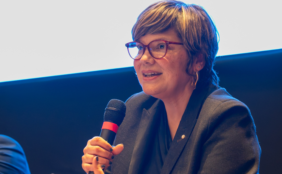 Secretaria de Derechos Humanos, Iliana Da Silva, brinda una oratoria durante la presentación de la campaña de salud mental, en el auditorio de Torre Ejecutiva