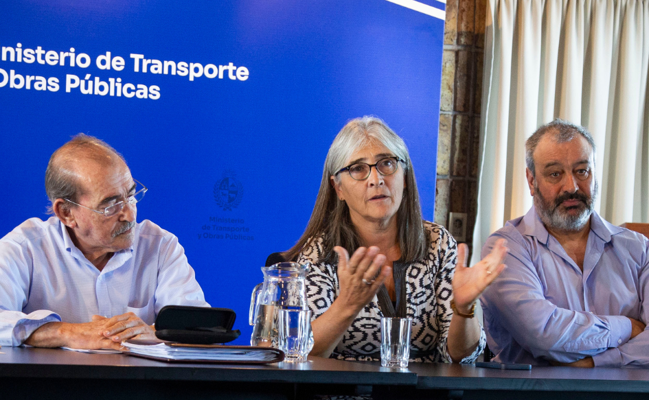 Ministra de Transporte y Obras Públicas, habla con las manos abiertas