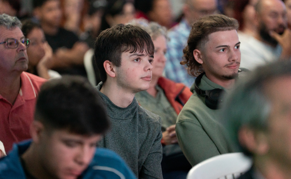 Adolescentes de unos 15 años observan la presentación 