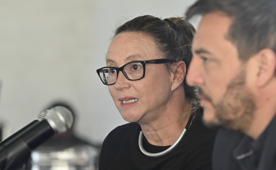 La directora de Ordenamiento Territorial, Paola Florio, habla durante la reunión de la Comisión Asesora de Ordenamiento Territorial. A su lado, el subsecretario de Vivienda, Christian Di Candia