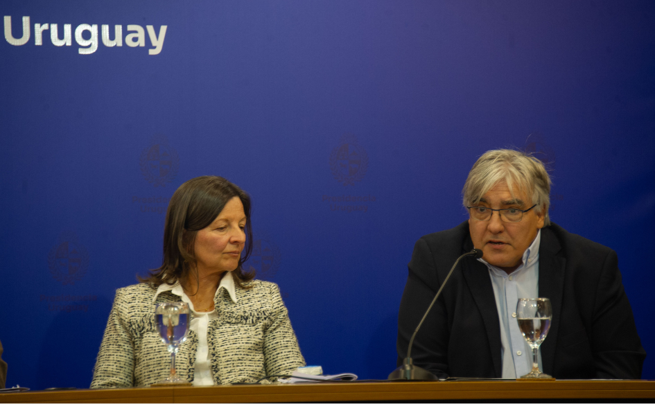 Presidente de Antel, Alejandro Paz, habla en conferencia de prensa en Torre Ejecutiva. A su lado, lo observa la directora de Agesic, Cristina Zubillaga