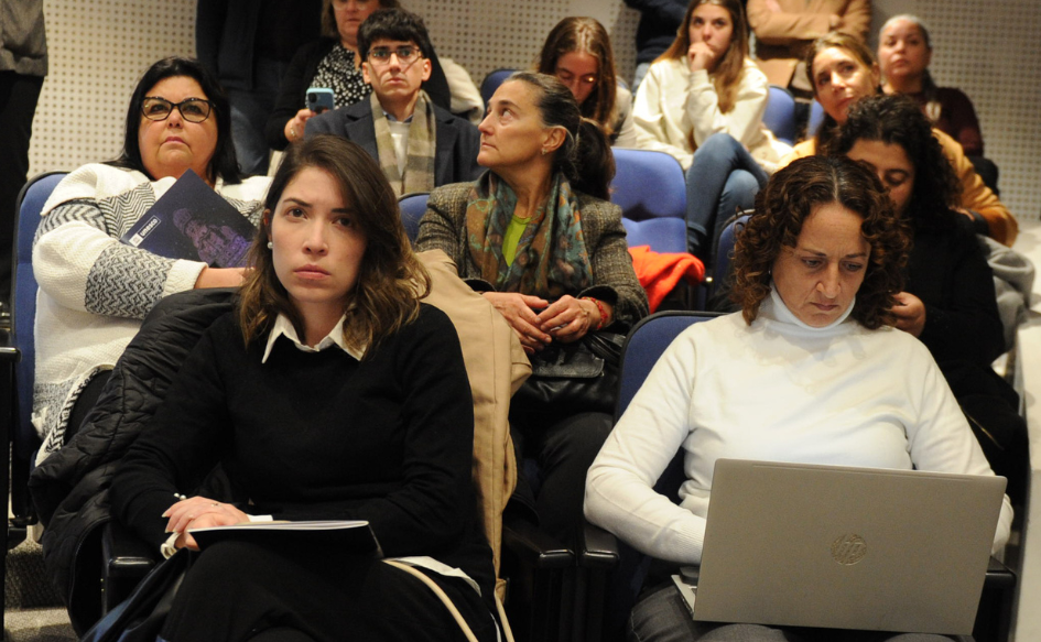 Una decena de mujeres observa, desde el público, la presentación del Consejo Empresarial para la Ética de la Inteligencia Artificial. Una de ellas, toma apuntes en una notebeook