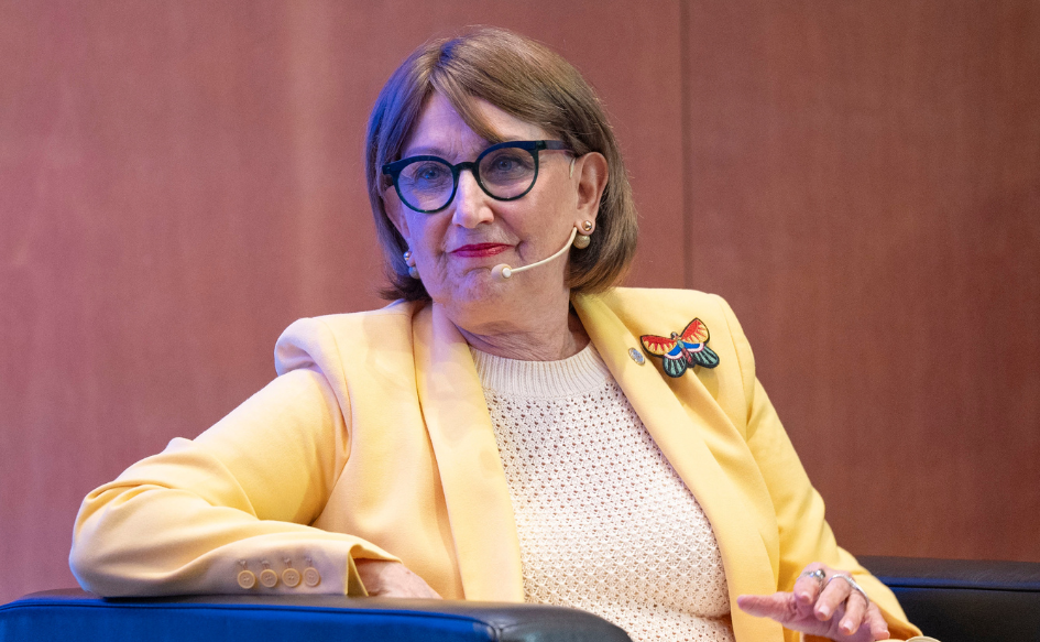 Rebeca Grynspan, candidata a la ONU, sentada en el auditorio de Torre Ejecutiva, durante el Diálogo Regional sobre el Futuro Liderazgo de las Naciones Unidas
