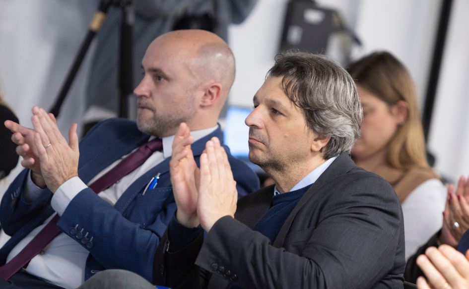Dos personas del público aplauden durante la presentación del portal Mercosur - Unión Europea