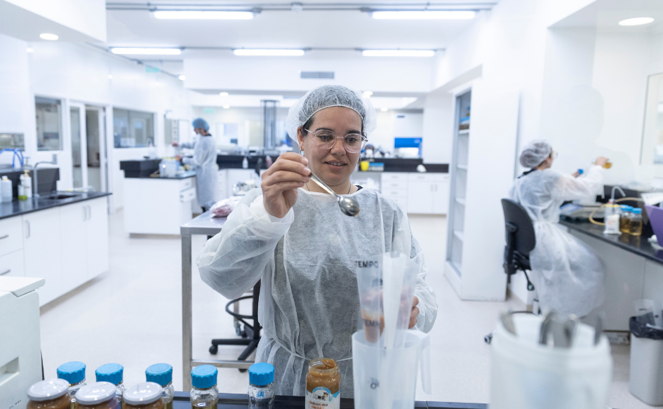 Investigadora manipula alimentos en el Laboratorio de Microbiología del LATU