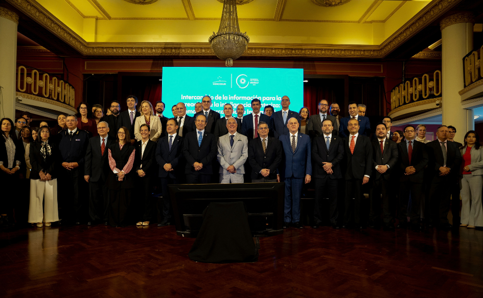Foto de familia de los participantes del encuentro "El intercambio de la información para la creación de la inteligencia fronteriza". En el medio, el ministro del Interior, Carlos Negro