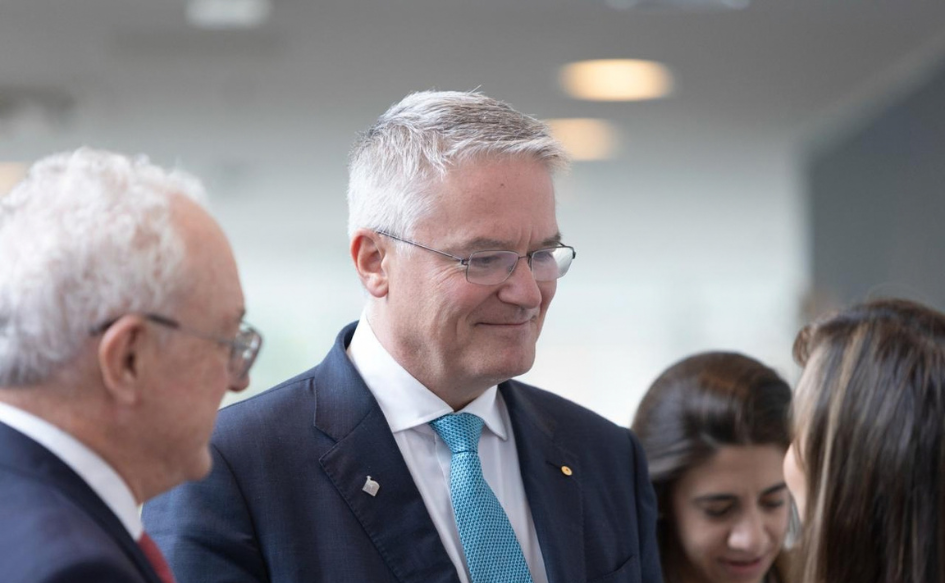 Secretario general de la OCDE, Mathias Cormann, dialoga con el ministro de Relaciones Exteriores, Mario Lubetkin, antes de la apertura de la 11ª Cumbre Ministerial del Programa Regional de la OCDE para América Latina y el Caribe