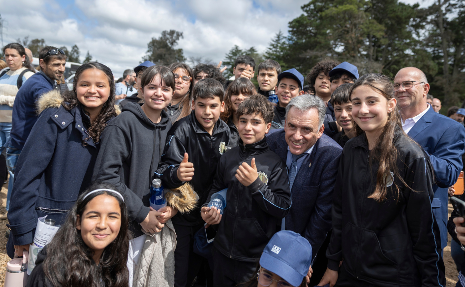 Presidente Yamandú Orsi se toma una foto junto a adolescentes en Aguas Corrientes, durante la presentación de las obras de la planta potabilizadora