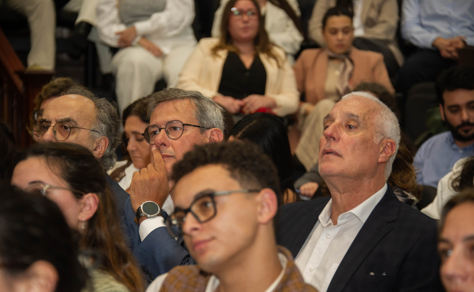 Prosecretario de Presidencia, Jorge Díaz, y el ministro del Interior, Carlos Negro, escuchan la presentación desde el público, en el Paraninfo de la Universidad