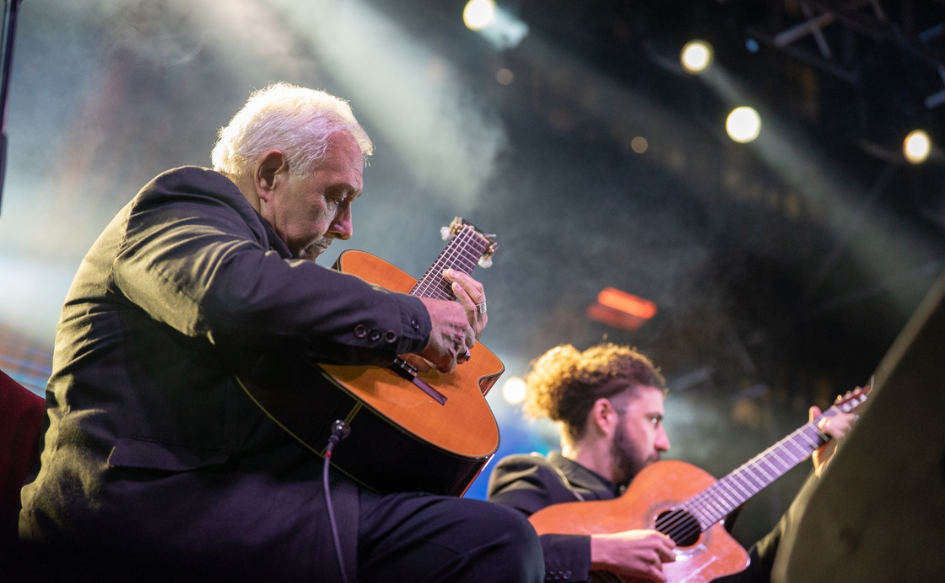 Dos músicos tocan la guitarra en el escenario, en el concierto homenaje a Alfredo Zitarrosa