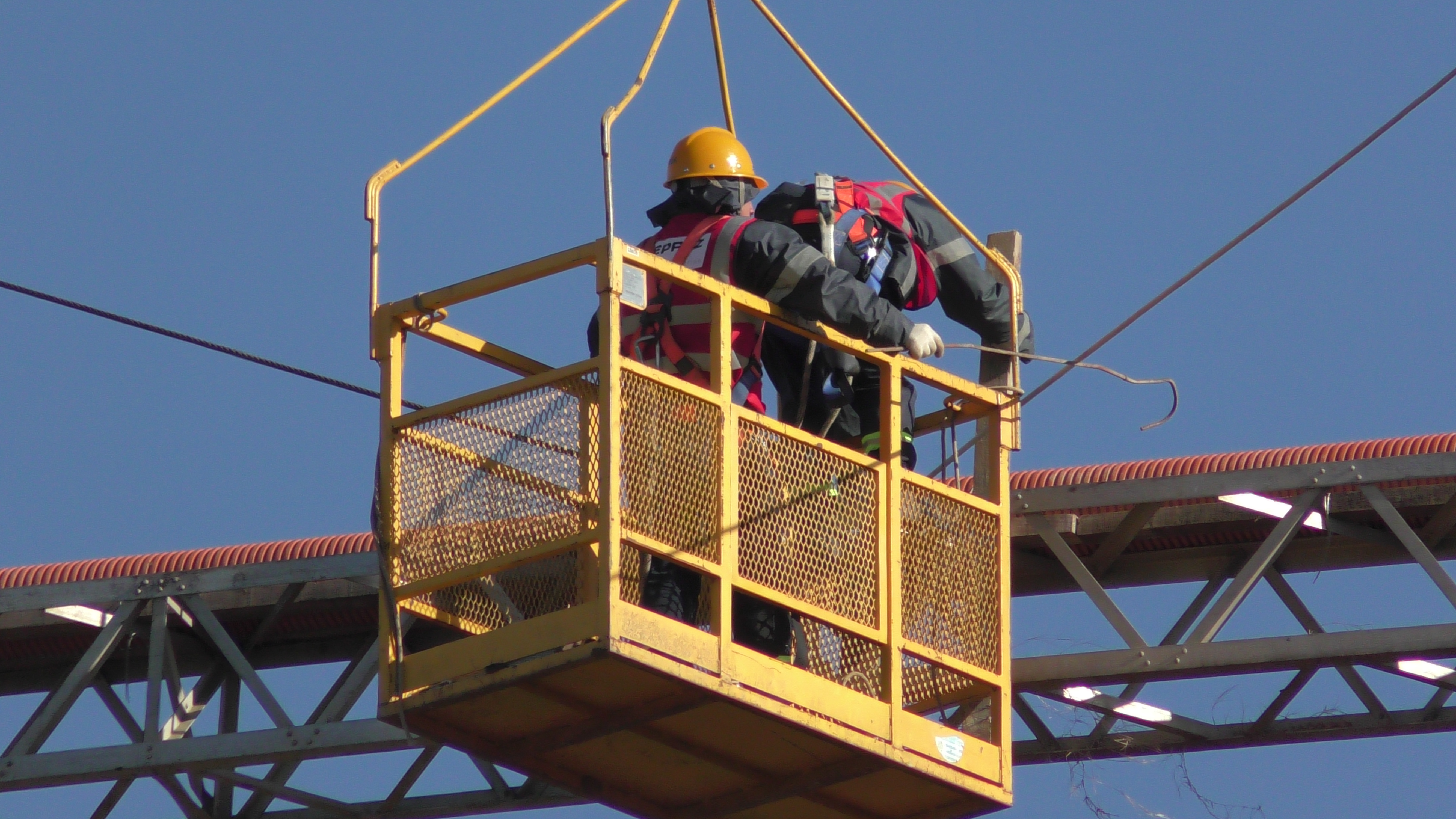 Trabajadores de UTE en maniobras de conexión de red de extra alta tensión