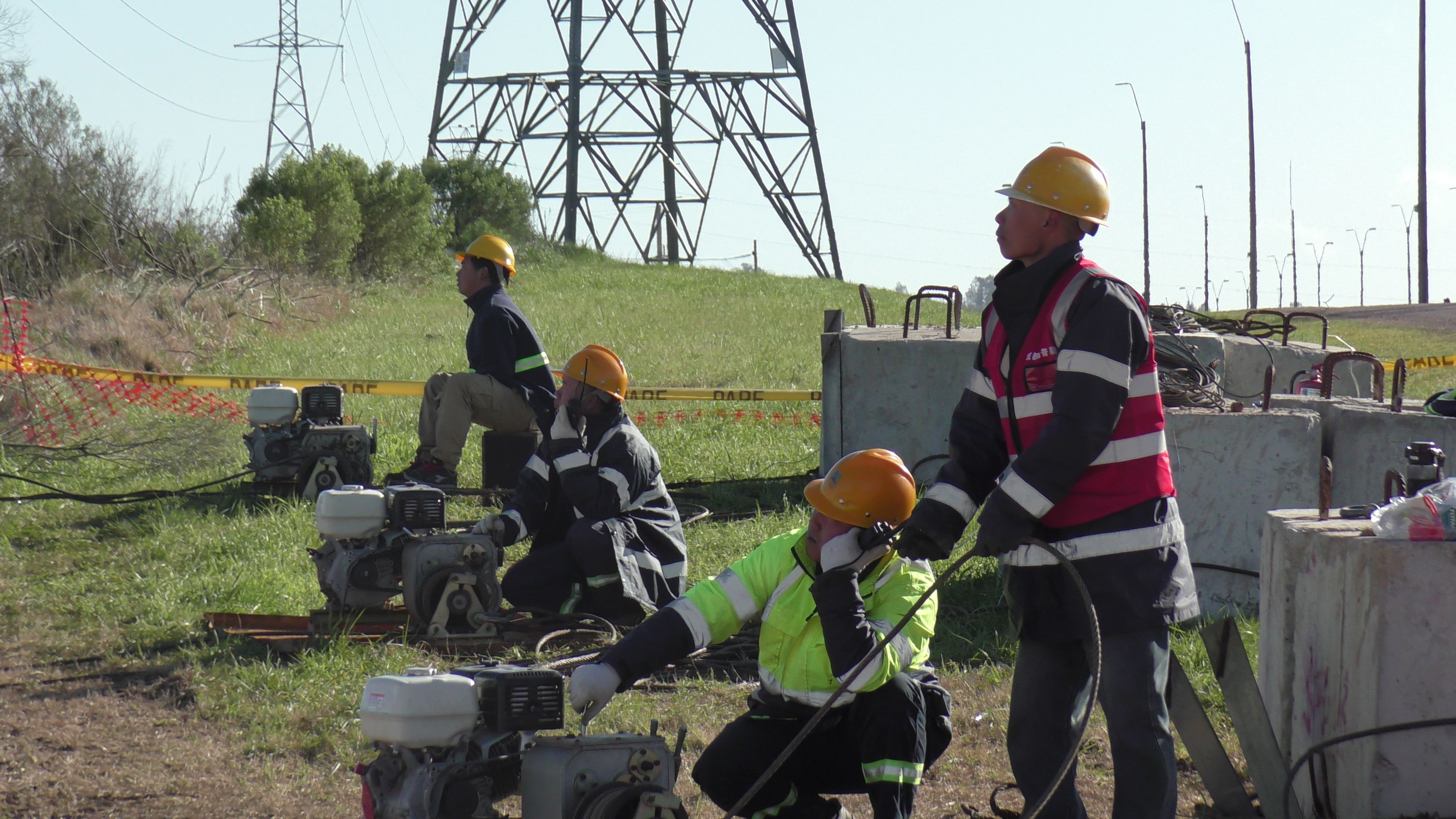 Trabajadores de UTE en maniobras previas de conexión de red de extra alta tensión