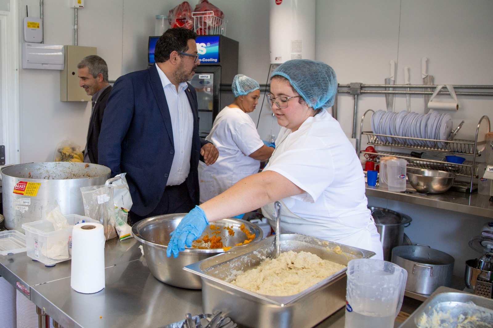 Alejandro Sánchez con cocineas del comedor