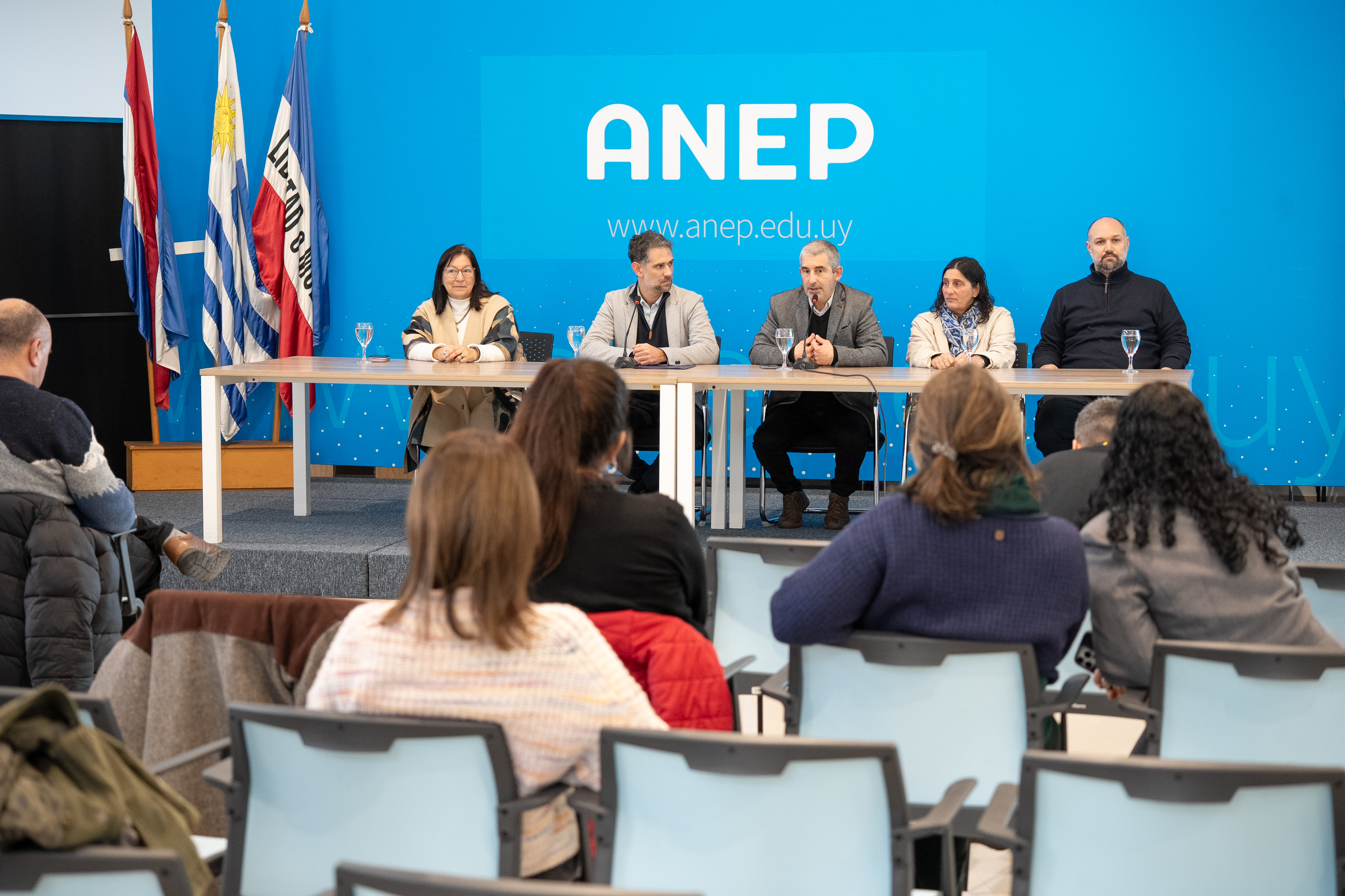 Mesa de autoridades y público