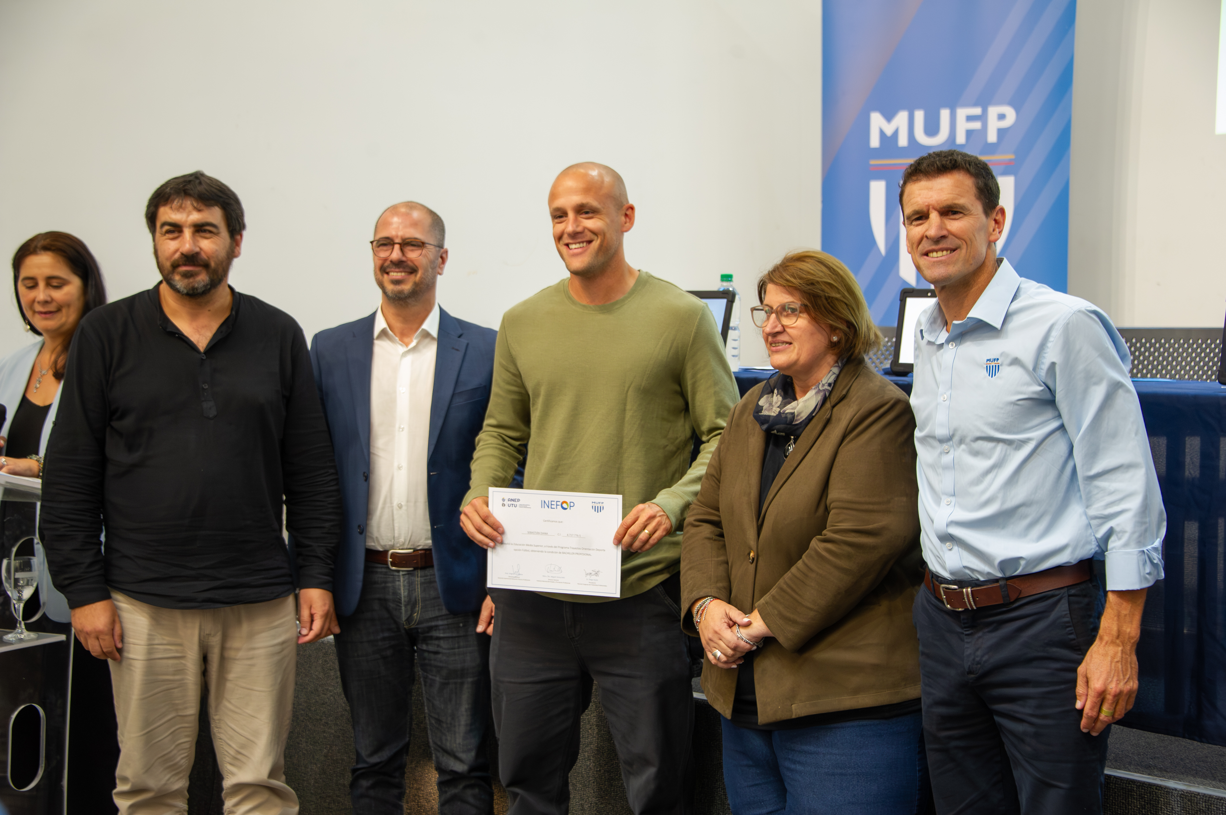 Autoridades con participante