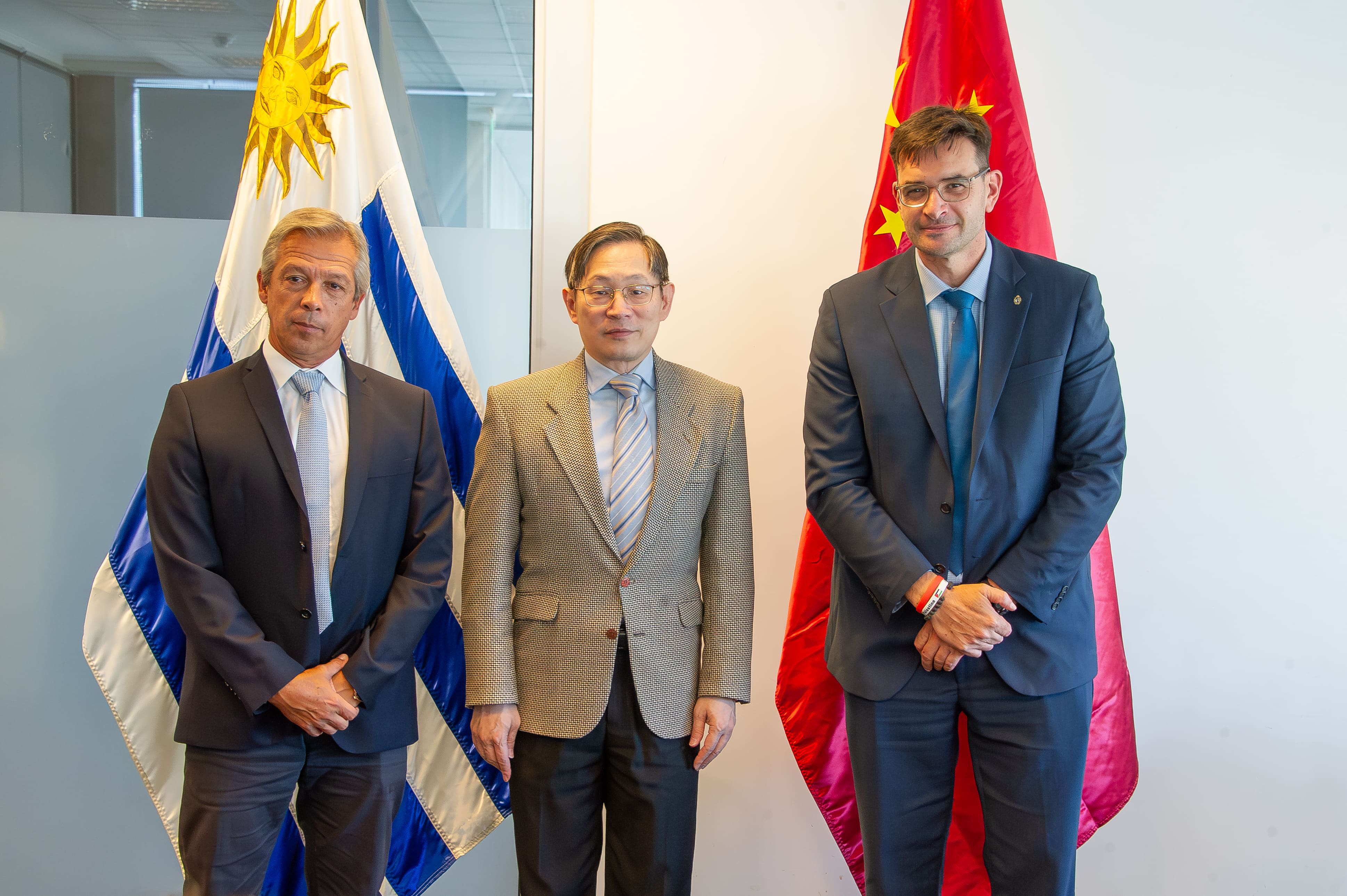 embajador de la República Popular China en Uruguay, Huang Yazhong