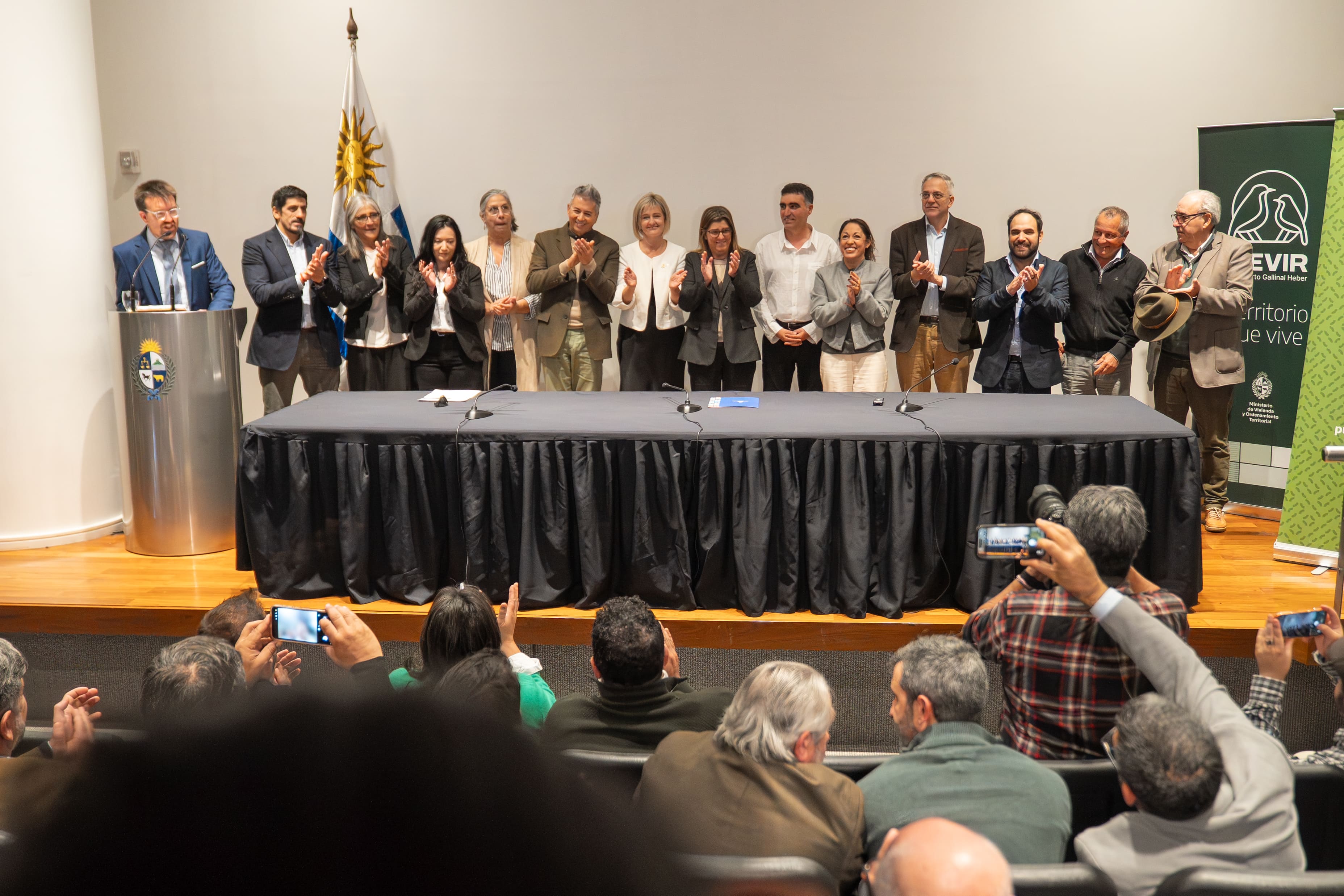 Autoridades tras la firma del memorando