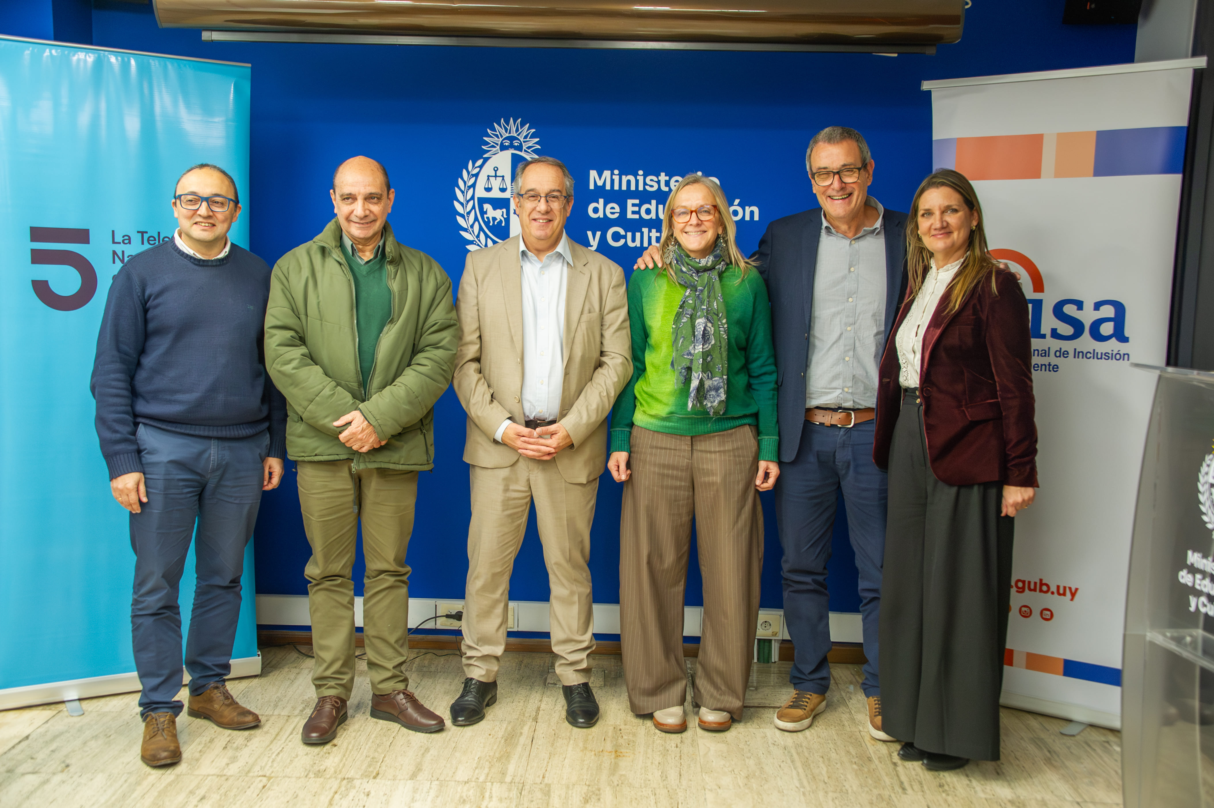 Autoridades tras firma de convenio