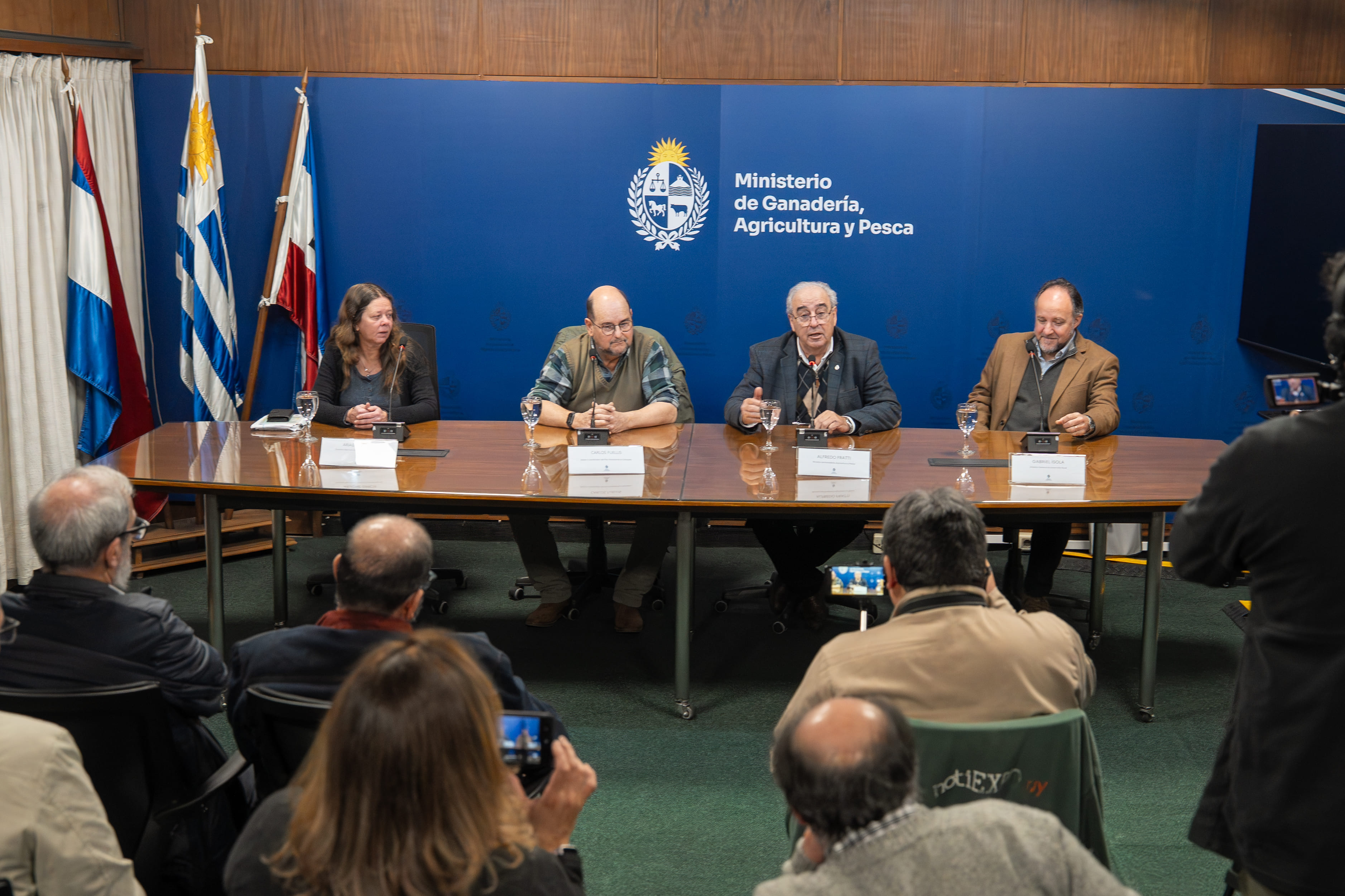 Conferencia de prensa sobre distribución de vacunas contra la tristeza parasitaria
