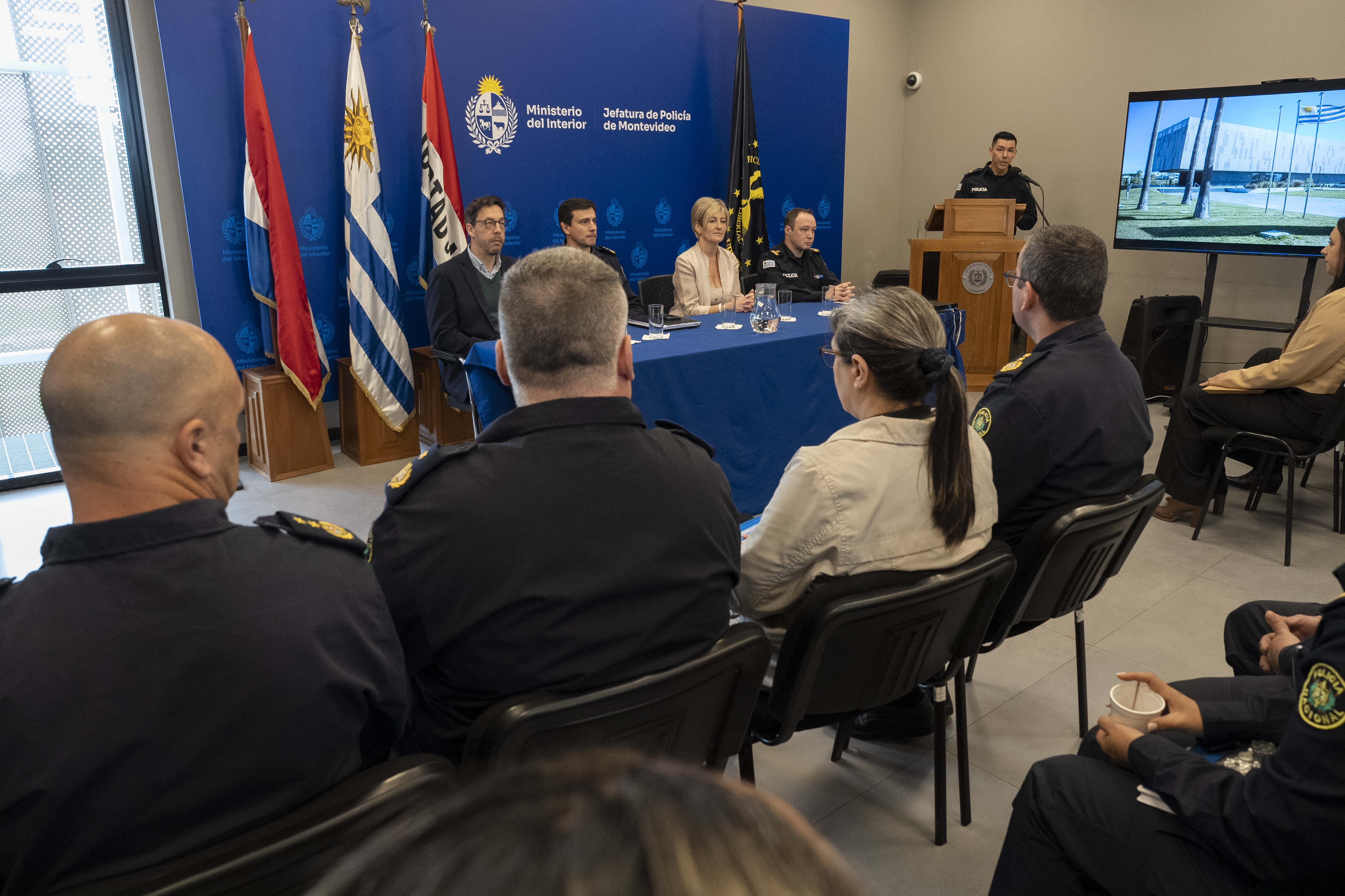 Autoridades policiales y becarios