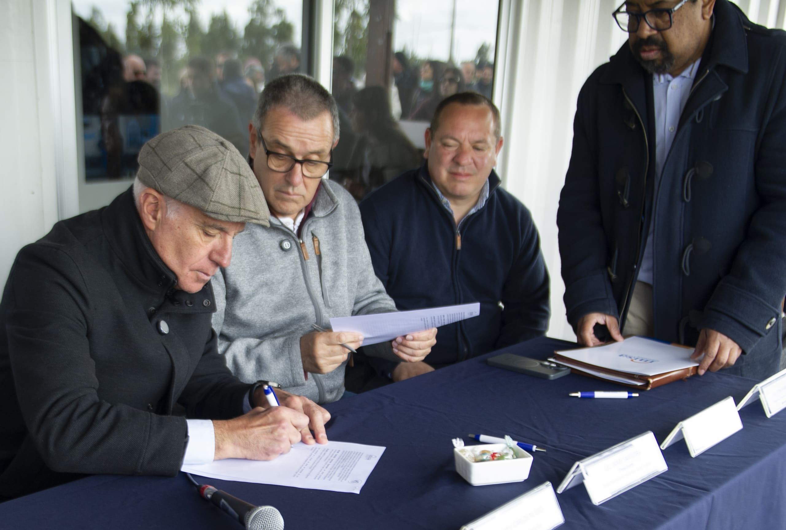 Carlos Negro, Jaime Saavedra y Agustín Iparraguirre, firman el convenio