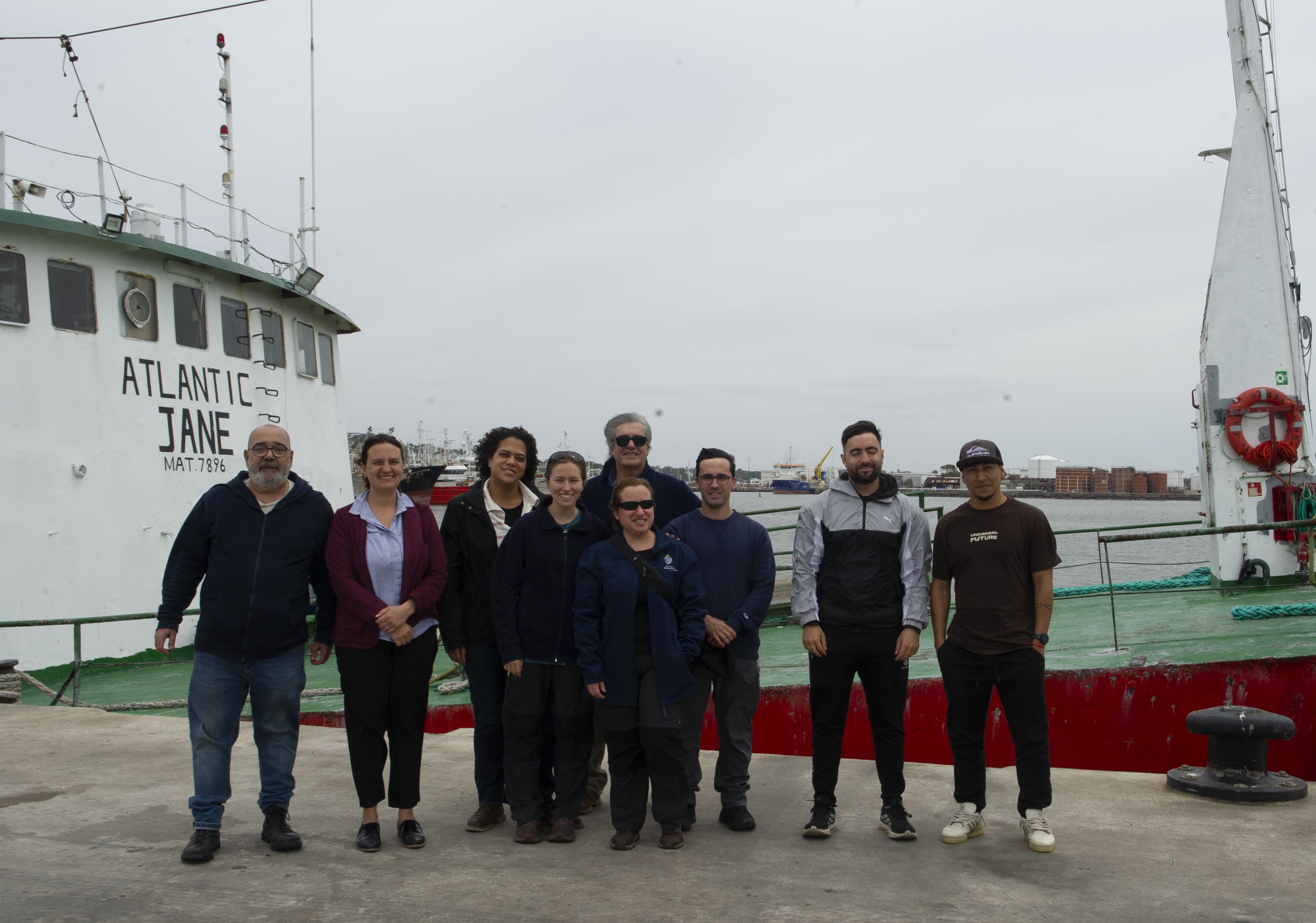 Equipo de científicos que abordaron el buque de investigación Atlantic Jane, junto a titular de Dinara, Yamilia Olivera