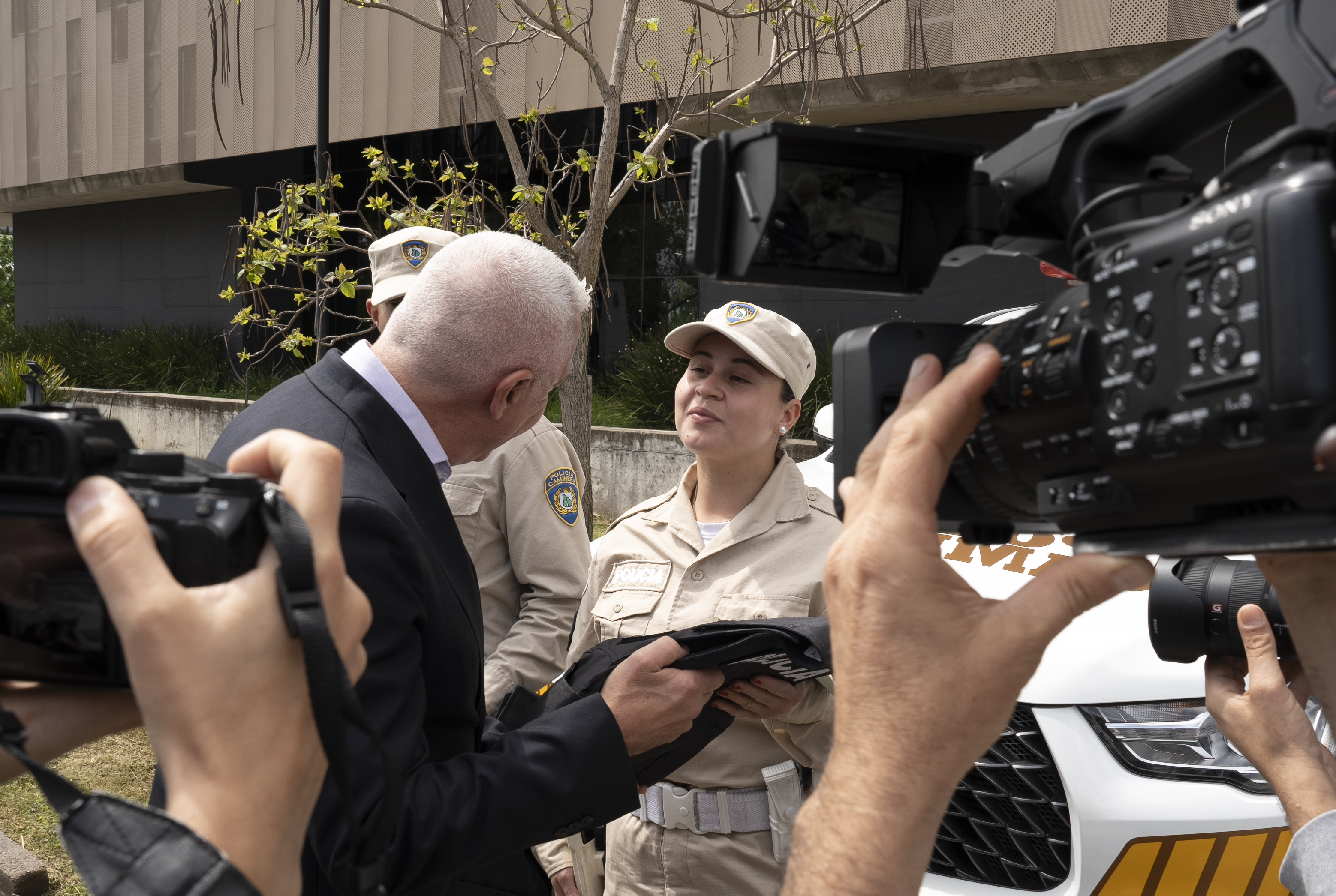 Ministro Carlos Negro entrega chaleco a funcionaria de Policía Caminera