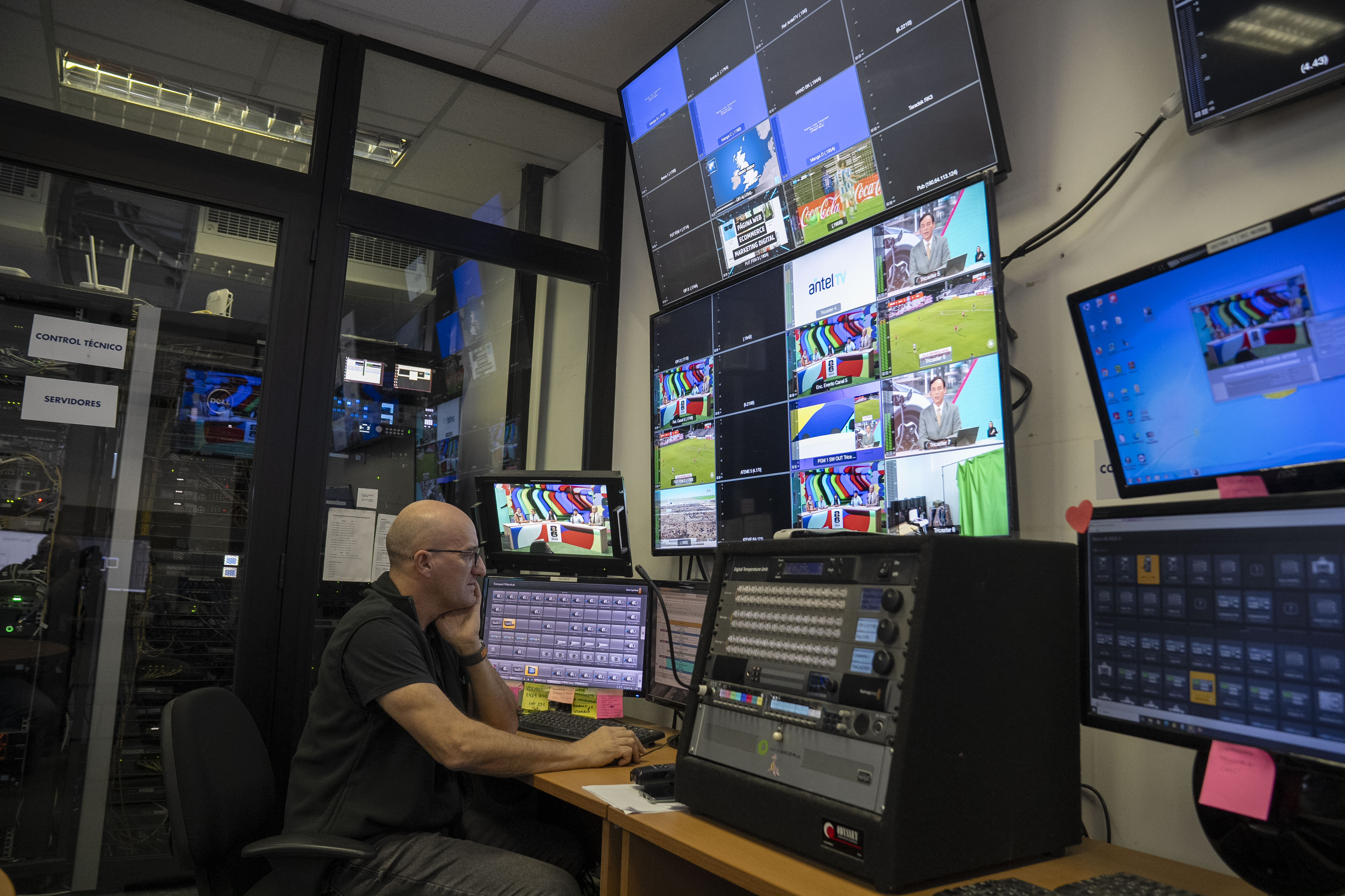 Control del estudio de transmisión de Uruguay