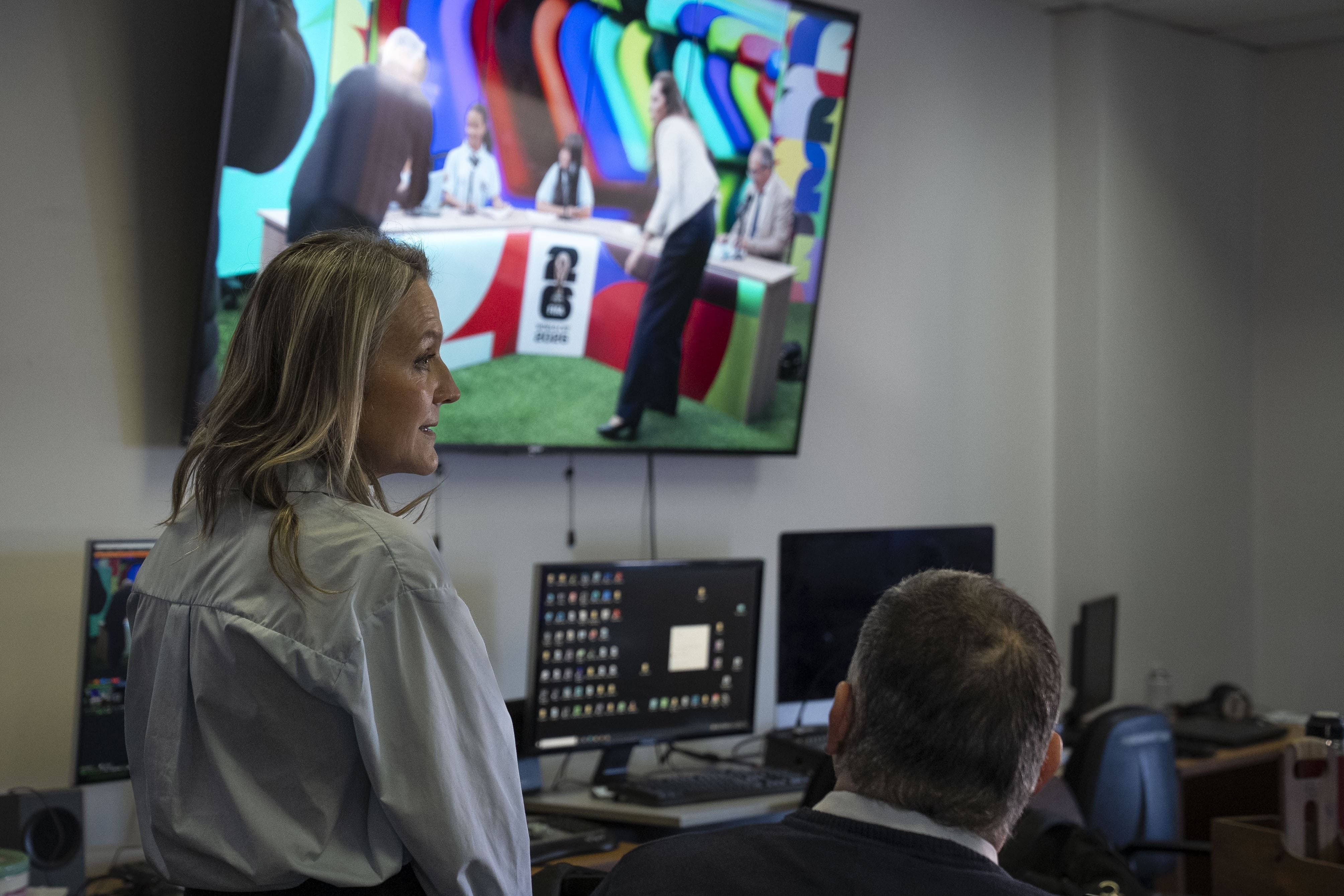 Erika Hoffman en centro de transmisión de Canal 5